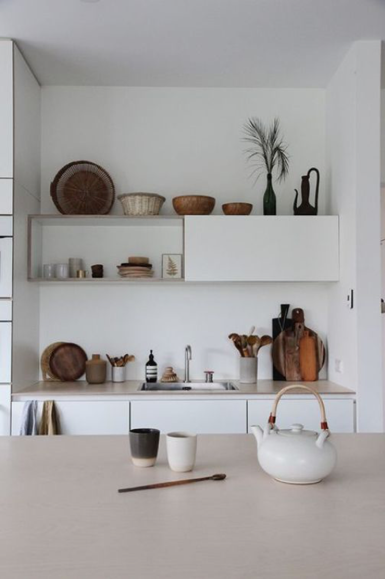 Une cuisine simple personnalisée par des accessoires et une belle vaisselle : Crédit - Hello-Hello